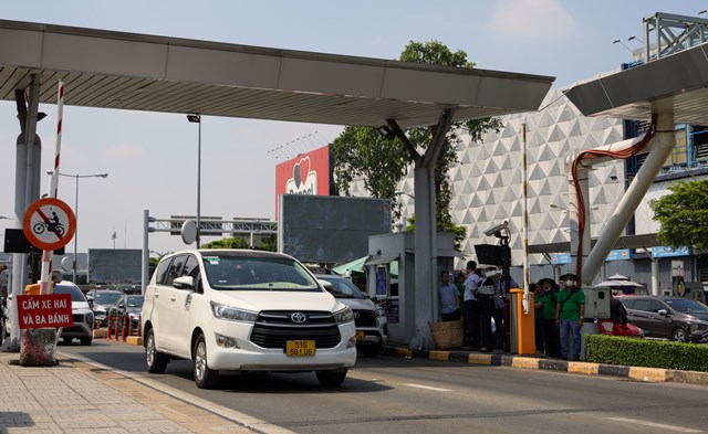 Triển khai thí điểm thu phí tự động không dừng tại CHKQT Tân Sơn Nhất và Cảng HKQT Nội Bài